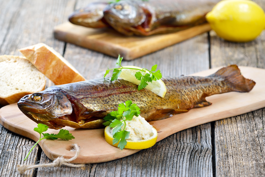 Frisch geräucherte Forellen aus unserem See Forelle mit Brot